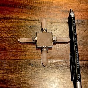 Healing Crystals Pyramid Quartz 4 Point Energy Generator - Rose Quartz